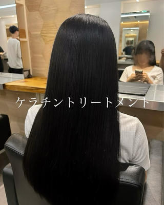 ◎ケラチントリートメント
みずみずしい艶とサラサラな手触りを実感できます！
髪の毛の角質、脂質を内側からしっかり落とし髪の毛の内部に美容成分を投入するトリートメントです！
酸熱トリートメントのラインです！ 