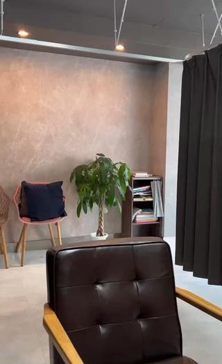 こんにちは!天文館Coloreの凜です!
“透明感×艶×柔らかさ”のあるハイトーンカラーが得意です
トレンドのくすみカラーやホワイト系、
韓国っぽいベージュなど、
色落ちまでかわいく楽しめるカラーをご提案します
ブリーチが不安な方も安心!
ケアブリーチでダメージを抑えながら理想の色味に◎
写真のような透明感カラーにしたい方、
ぜひ一度お任せください!
メンズカットも大得意なので男性の方でも是非!
天文館通駅から徒歩3分
Instagram → @colore_rin
ご相談もお気軽に!