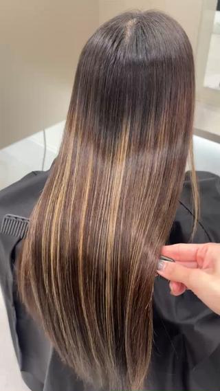 西明石で叶う、髪質改善ストレート
beforeは全体に広がりやすいクセと乾燥毛さん丁寧に薬剤塗布&アイロン操作で
つるんっとなめらかストレートヘアに♪
 湿気で広がらない
 毎朝のスタイリングがラクになる
 光をまとったようなツヤ髪へ
「不自然なピンピンじゃなくて、ナチュラルにしたい!」
そんな方もお任せください◎
1人1人の髪質に合わせた優しい縮毛矯正で自分史上いちばん好きな髪叶えます♡
是非一度私に髪を任せて下さい
#西明石美容院
#西明石髪質改善
#西明石縮毛矯正
#西明石酸性ストレート