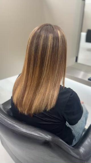 西明石で叶う、髪質改善ストレート
beforeは全体に広がりやすいクセと乾燥毛さん丁寧に薬剤塗布&アイロン操作で
つるんっとなめらかストレートヘアに♪
 湿気で広がらない
 毎朝のスタイリングがラクになる
 光をまとったようなツヤ髪へ
「不自然なピンピンじゃなくて、ナチュラルにしたい!」
そんな方もお任せください◎
1人1人の髪質に合わせた優しい縮毛矯正で自分史上いちばん好きな髪叶えます♡
是非一度私に髪を任せて下さい
#西明石美容院
#西明石髪質改善
#西明石縮毛矯正
#西明石酸性ストレート