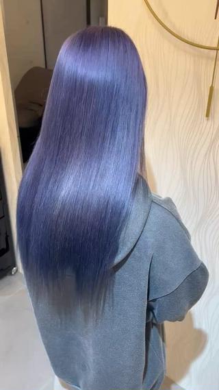 ブリーチ2 回でベースをしっかり抜いて土台を作りましょう
紫の色落ちは綺麗で可愛いですが、ベースが色抜けてないとムラ、赤みが発生する原因になりますので、要相談で作っていきましょう