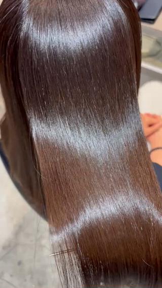 光をまとったような艶と、自然な柔らかさが魅力の酸性ストレート♪
髪のうねりや広がりを抑えながら、しなやかにまとまる上質な美髪へ!
乾かすだけでこの艶感!
動画で質感の違いをご覧ください