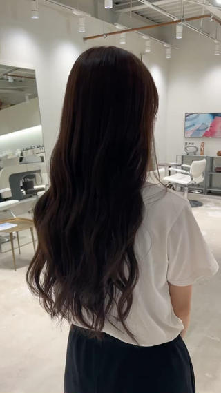 chocolate brown
落ち着いた印象にしたい方のためのトーンダウンカラー
茶色味を感じにくいチョコレートブラウンで、
暗くてもツヤと透明感のある髪に
上品で柔らかい仕上がりになります