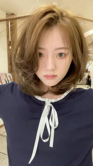 鎖骨くらいの長さでレイヤーカットすると丸っこくてかわいいレイヤースタイルに...
レイヤーカット初めての方もセットしっかりお教え致しますので、安心してご来店くださいませ