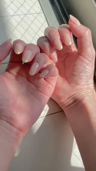 肌馴染みの良いシフォンベージュにオーロラフレンチ
どんなシーンにも似合います 
