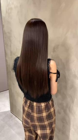 赤み、黄色みを抑えた上品なグレージュカラー&
髪に潤いと艶を与えるトリートメント