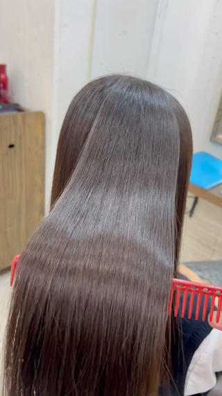 髪質改善ストレートお任せ下さい!
低ダメージの酸性ストレートで柔らか質感を手に入れませんか?