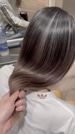 セミロング カラー ひなた あゆみのヘアスタイル