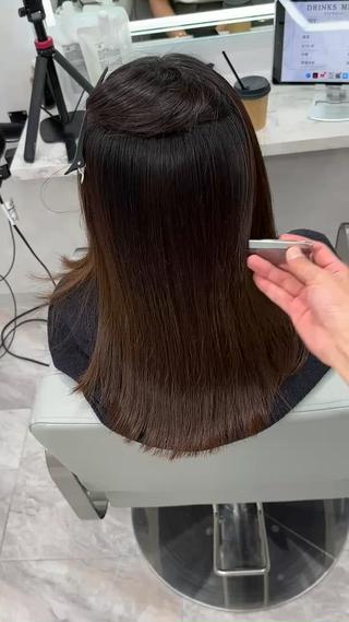 これが手で乾かしただけ

縮毛矯正を初めてされるお客様です。

髪の毛のくせのせいで毎朝のアイロンがめんどくさい。
というお悩みを持っていたお客様です

僕の縮毛矯正ではお客様の髪の状態に合わせた薬剤選定をして適切な処理を行うことで柔らかく自然な質感が作れます！ 