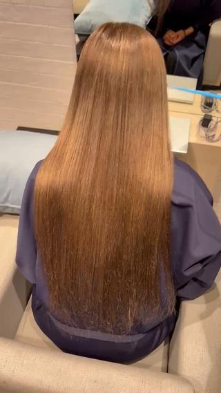 乾かしただけでこのツヤ感
根本の伸びてきた色味を毛先に合わせつつ、トリートメントで髪の毛もしっかり保護できます！！
ご興味ある方はぜひお待ちしております！！ 