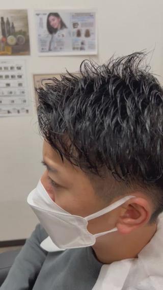 メンズルーズツイストパーマ

ご希望の毛流れに合わせてパーマをかけるので
直毛の方でもアイロン無しで動きのある前髪を
体験できます 