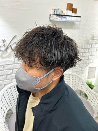 緩めツイスパ

強いパーマはできても緩めのパーマを当てれる美容師は少ないです。
誰に任せるかで苦手意識の克服やイメチェン、コンプレックスの解消などに繋がるのでぜひ一度ご来店下さい。
ご予約お待ちしてます 