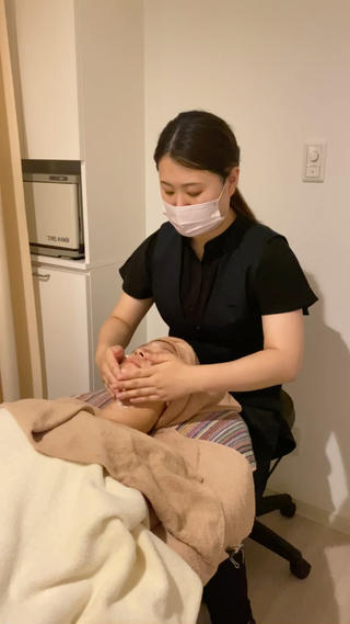 フェイシャルエステ体験の様子です
しっかりお顔のクレンジングをさせて頂いた後、
マッサージをしていきます 