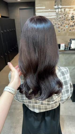 艶々ヘアカラー
カラー剤にプラスして髪質改善カラー(+3,300円)で可能です♡♡冬に向けて暗めラベンダー流行ってます♡♡