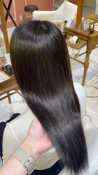 セミロング 山﨑 まなかのヘアスタイル