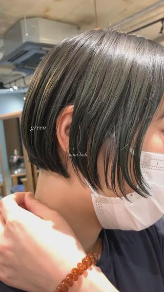 髪の毛の量が元々多いため、中は刈り上げてスッキリ見えるようにカット‪︎‬
モードっぽくなるようカットラインはパッツンボブに♡
人とは少し違う高みえボブ 