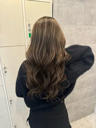 ロング _WHITE所属・_white 髪質改 善ハイライト吉田裕馬のヘアスタイル