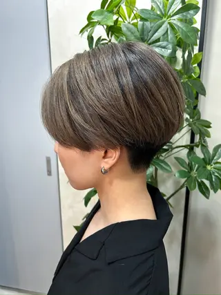 ショート カラー ハイライト/レイヤー ミルクティー/山本のヘアスタイル