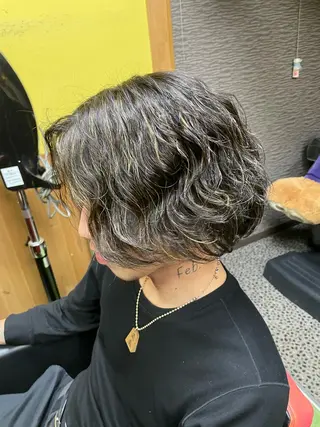 ショート カラー パーマ メンズ デザインカラー🏝️ 須賀汐音のヘアスタイル