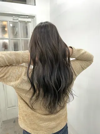 セミロング 白いハイライト🤍 タナカリョウスケのヘアスタイル