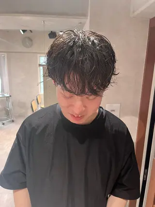 ショート メンズ メンズセンターパート /フェザーパーマのヘアスタイル