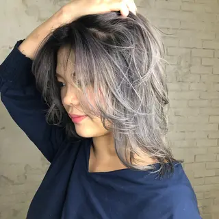 セミロング カラー ORIKA 美容室のヘアスタイル