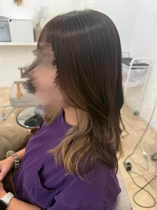 ミディアム カラー 横澤 愛里のヘアスタイル