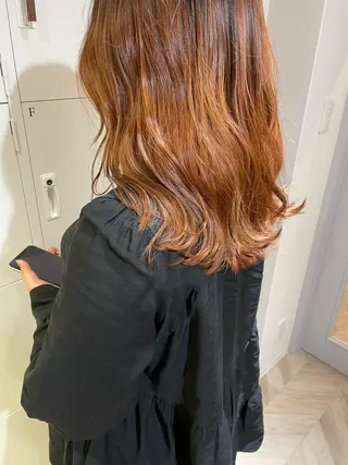 ミディアム カラー akane .のヘアスタイル