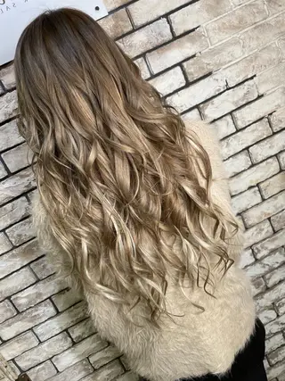 ロング カラー ヘアアレンジ 🍑🧋ハイトーン 暖色カラーlucaのヘアスタイル