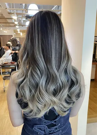 ロング カラー コントラスト バレイヤージュ志鎌のヘアスタイル