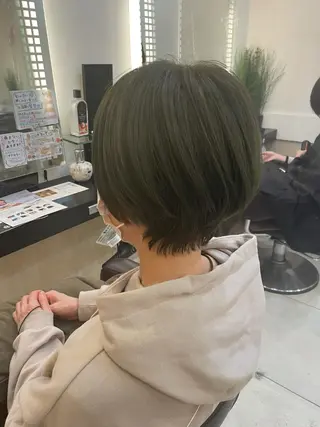 ショート カラー 内田温子大人女性 ハイライト、ボブのヘアスタイル