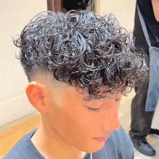 パーマ メンズ メンズサロン🔥 プリストオオサカのヘアスタイル