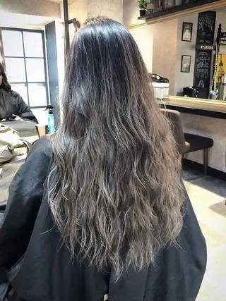 セミロング salowin 原宿 aroa所属・韓国／ハッシュカット ／透明感カラー／金野のヘアスタイル