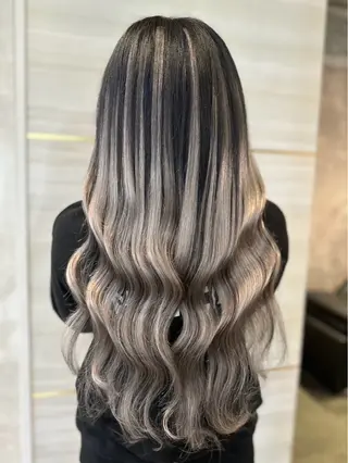 ロング 🩶mana🩶艶髪 /カラーオンカラーのヘアスタイル