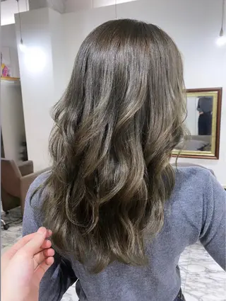 セミロング カラー 👑圧倒的カラー👑 佐々木祐希のヘアスタイル