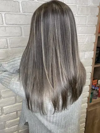 セミロング カラー 森本 笑のヘアスタイル