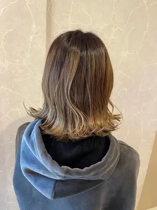 ミディアム 濱田輝レイヤー 韓国風 ハイトーンのヘアスタイル