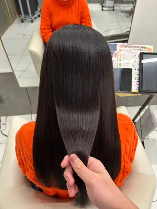 ロング 里見 愛梨のヘアスタイル