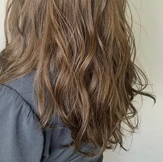 ロング カラー 小森 衣純のヘアスタイル