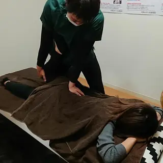 ミディアム ヘアアレンジ パーマ カラー キッズ メンズ ネイル マツエク・マツパ 鍼灸サロンKEYAKI所属・美容鍼灸師 皆吉 秀樹のエステ・リラクイメージ