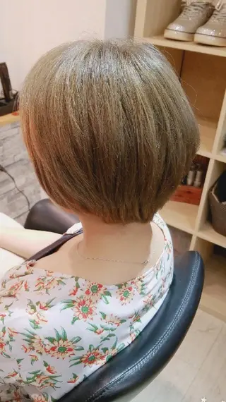 ショート カラー すずき えりのヘアスタイル
