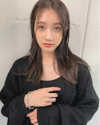 セミロング カラー レイヤー　べージュ 白石研太のヘアスタイル