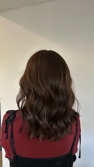 ミディアム カラー 松井 詩織のヘアスタイル