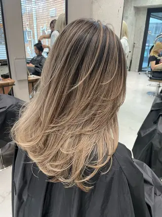 セミロング 🫧ハイライトカラー 🫧 𝓜𝓘𝓤のヘアスタイル