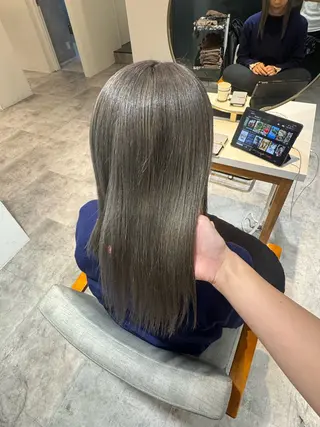 ミディアム 小泉 真緒のヘアスタイル