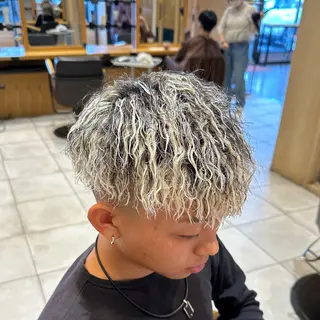 ショート カラー パーマ メンズ メンズ特化　パーマ メッシュハイライトのヘアスタイル