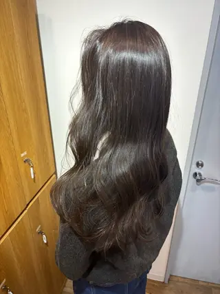 ロング シオン/艶髪/ グレージュカラーのヘアスタイル