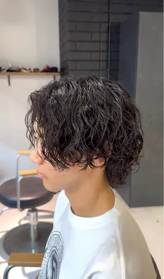ミディアム パーマ メンズ men's salon gaudi 高槻店所属・波巻きパーマ/ 曲がる縮毛矯正/川岸のヘアスタイル
