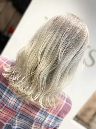 ミディアム 倉林隆一🐈 ダブルカラー/艶髪のヘアスタイル