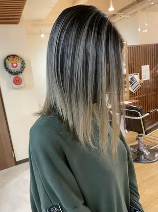 セミロング カラー 白髪ぼかし バレイヤージュ志鎌のヘアスタイル